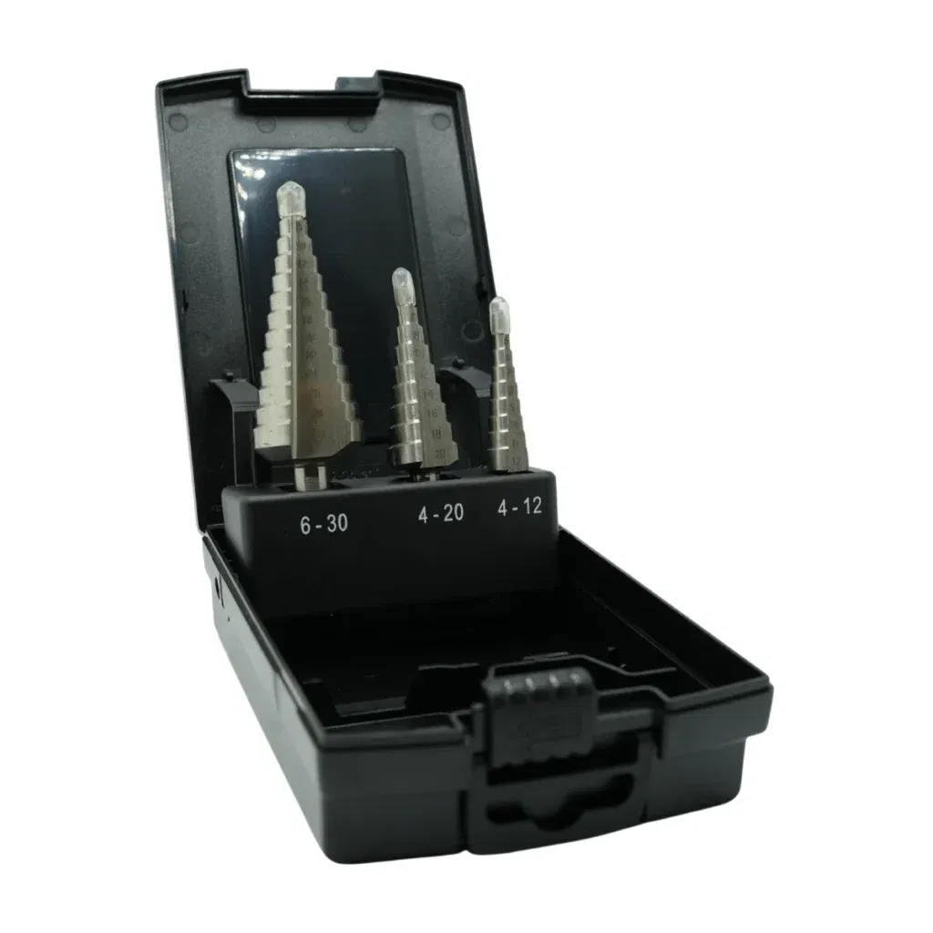 Een borenset met 3 stappenboren voor het opboren van gaten