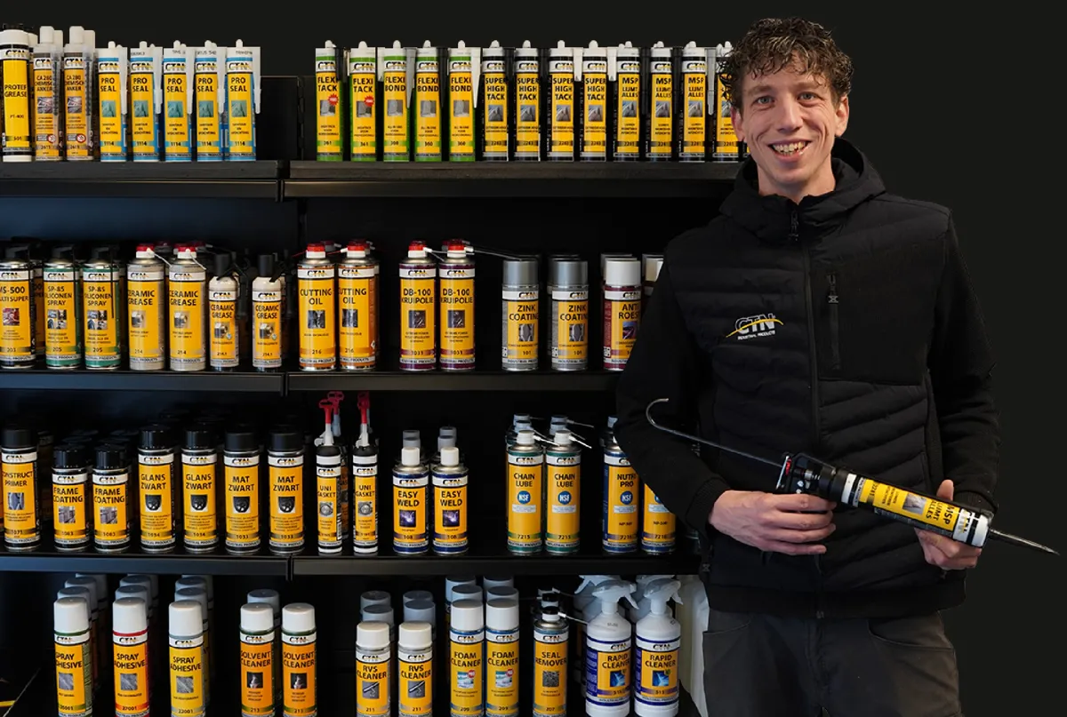 CTN-medewerker met kitpistool voor een productwand met CTN-producten